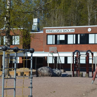 Skolgård och skolbyggnad.