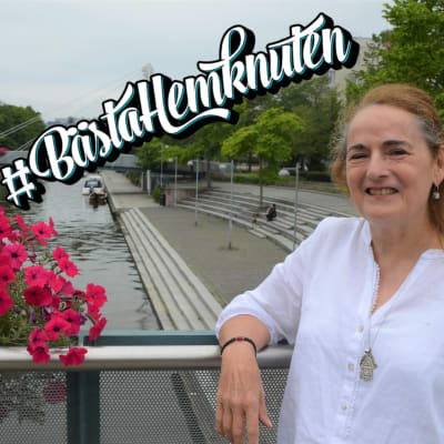 Maria Nordenswan-Holm står på en bro över Gräsvikskanalen i Helsingfors. Över bilden finns texten #bästahemknuten.