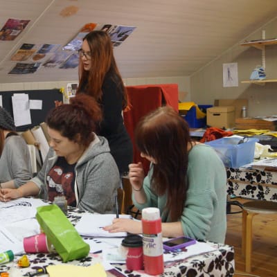 Handledare Mia Walberg hjälper studerandena med illustrationer