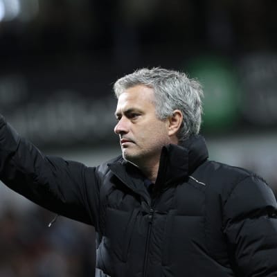 Jose Mourinho nostaa etusormen pystyyn