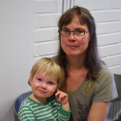 Päivi Hahko med sonen Arne Holmberg