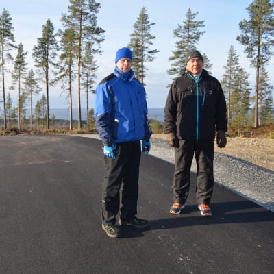 Jari Arpala ja Reino Rauhala ihailevat Lakeaharjun maisemia uudelta asfaltoidulta hiihtobaanalta.