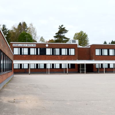 Barnen som arbetar i Winellska skolans B-byggnad lider bland annat av illamående, huvudvärk och trötthet.