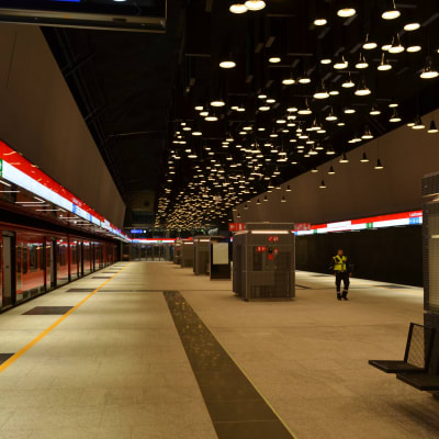 Drumsö metrostation, tom förutom en väktare i gul väst. 