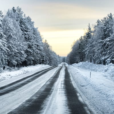 Bilväg på vintern.