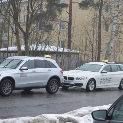 Taxibilar i Helsingfors har allt oftare tejpat bolagets kontaktuppgifter på bilarna.