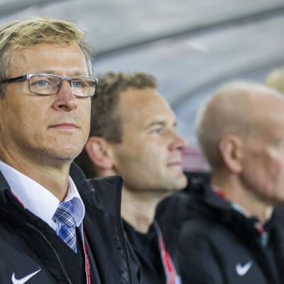 Markku Kanerva tränar Finlands fotbollsherrar.