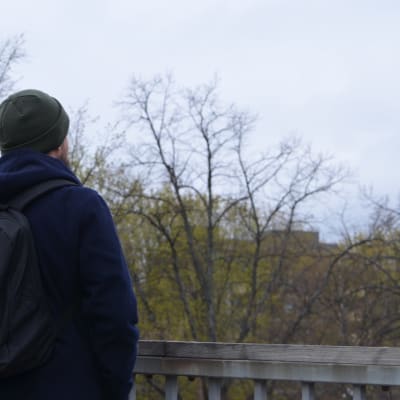 Tiago Martins Pinto blickar ut över ett grått landskap