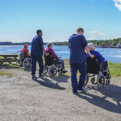 Rullstolsburna vid vatten