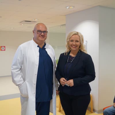 Urolog Christian Palmborg och projektarbetare Johanna Holmäng är båda nöjda med att specialistvården kommer ut till patienten.