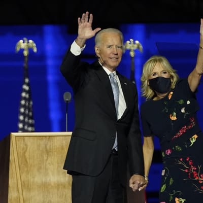 Joe ja Jill Biden voitonpuheen jälkeen tervehtivät yleisöä.