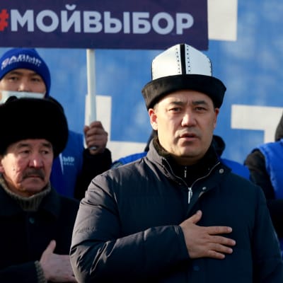 Kirgisian tuore presidentti Sadyr Žaparov kannattajiensa keskuudessa
