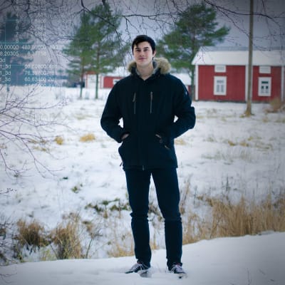 Benjamin Nedergård framför en snöig åker. Abstrakta siffror ligger ovanpå bilden.