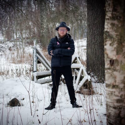 Fredrik Westblom i ett snöigt skogsparti