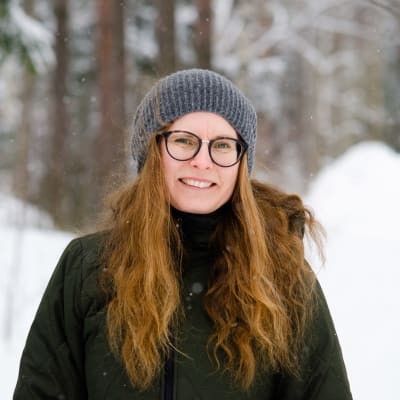 Maria Österåker framför en snöig bakgrund.