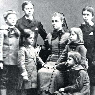 Syskonen Mannerheim. I mitten Sophie, till vänster Johan, Carl och August, till höger Gustaf, Annicka och (sittande) Eva.