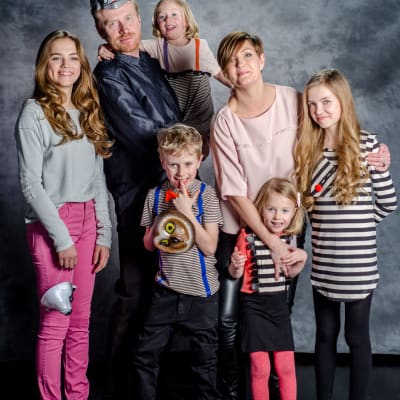 familjen Sundblom-Lindberg från väster Siri, Henka, Ilon, Ivar, Maria, Elvi och Astri