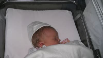 Nyfödd baby på Västra Nylands sjukhus.