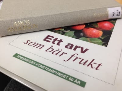 Konstsamfundets historik från 2000 och Amos Andresons biografi från 1979