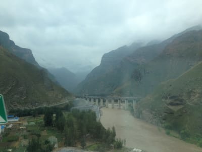 En vy över kinesiska bergen, slingrande vägar, sandiga berg