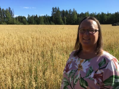 Eva-Maria Strömsholm framför ett åkerfält
