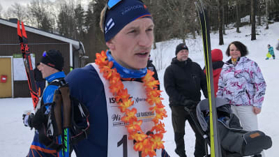 Matias Nylund har en krans kring halsen.