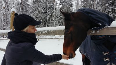 Sofia Kuula tillsammans med en av stallets hästar.