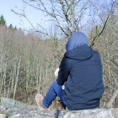 pojke ensam på en berg