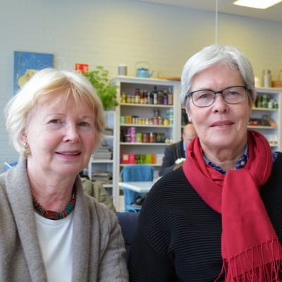 Yvonne Lassenius och Ulrica Gabrielsson sitter brevid varandra på ett café i Grankulla.