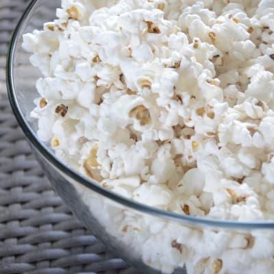 En skål med popcorn.