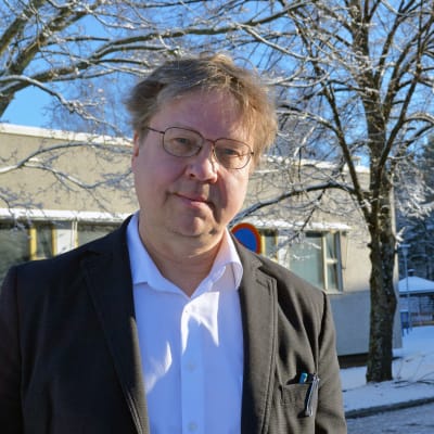 Biträdande stadsdirektör Pekka Sauri utomhus en vacker vårdag