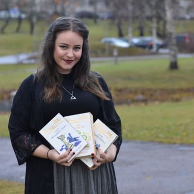 Julia Wickholm poserar med Harry Potter-böcker
