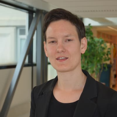 Anna Moring arbetar för regnbågsfamiljer.