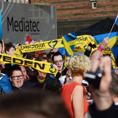 Svenskar hejar på Sanna Nielsen på röda mattan.