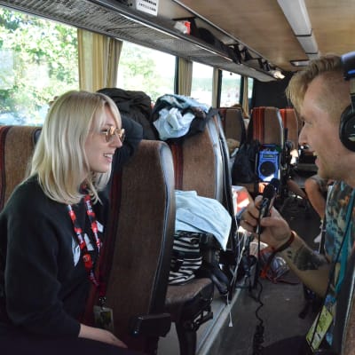 Tommy Nordlund intervjuar Veronica Maggio i en buss.