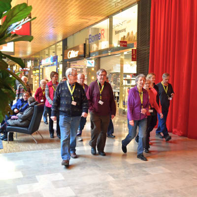 Esboseniorer promenerar i köpcentret Sello.