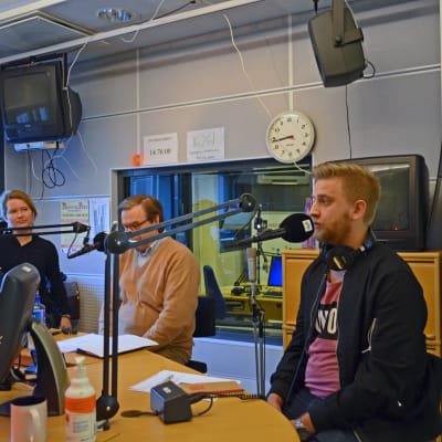 Maria Vuorelma (Gröna), Ari Paloheimo (KD) och Joel Harkimo (Saml) debatterar trängselavgifter, i Morgonöppets studio.