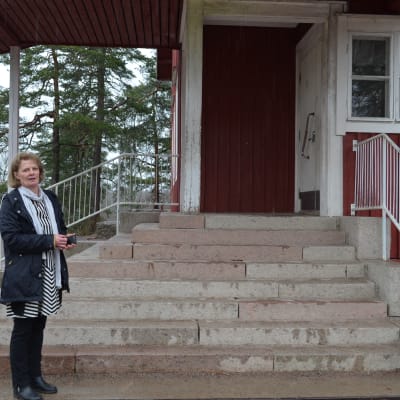 Förestådaren Helena Lönn utanför Sjökulla skola i Kyrkslätt.