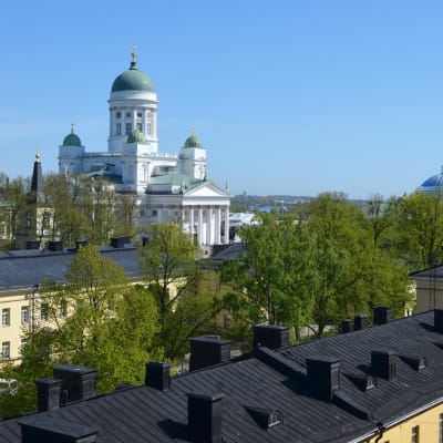 utsikt från balkong på Fabiansgatan 34, på bild syns historiska fakultetetens byggnader i förgrunden.