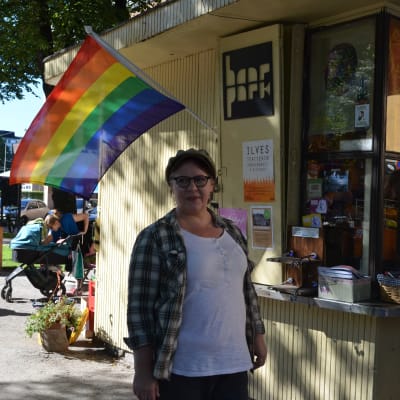 Björnparkens funkiskiosk hör till de försäljningshotade, Tarja Koivumäki är orolig över gaykulturen.