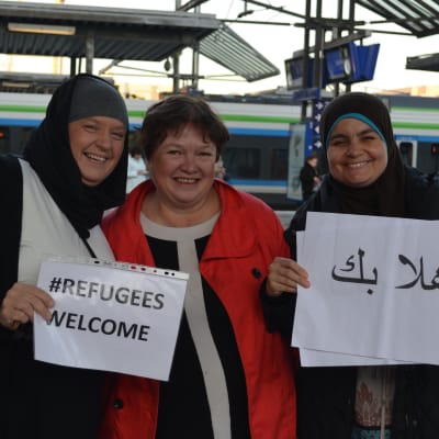 Anne Hammad, Bodil Rosenlund och Suheir Zakaria hälsar asylsökande välkomna på Böle station.