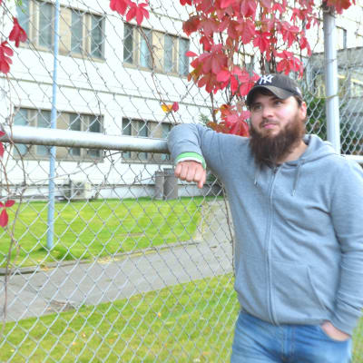 Man lutar mot stängsel