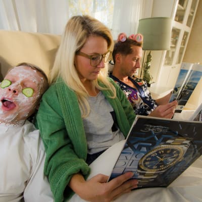 Nicke förbereder natten med ansiktsmask och gurkor.