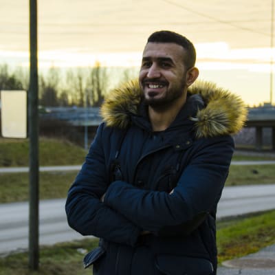 Munther al Assaf som vloggar för Svenska Yle om sin vardag som flykting