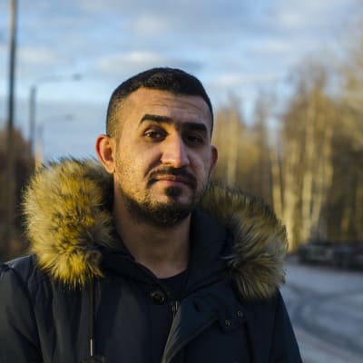 Munther al Assaf som vloggar för Svenska Yle om sin vardag som flykting