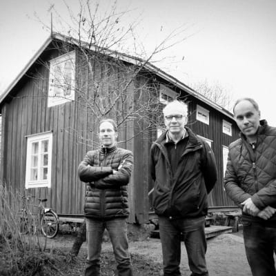 Marcus Hellman, Leif Skinnar och Stefan Asplund framför Hannas stuga i Västervik.