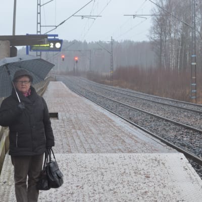Manby station i Esbo är nedläggningshotad. Marjut Nieminen åker tåg varje dag.