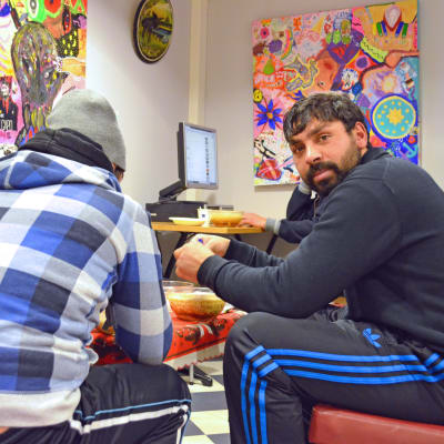 Marim från Rumänien besöker dagcentret Hirundo i Botbyhöjdens köpcenter. Nudlarna som han värmt upp är hans julmiddag, säger Marim som som önskar att vi bara använder hans förnamn.