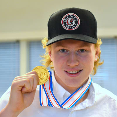 Robin Salo med guldmedaljen från U18 världmästerskapet 2016.