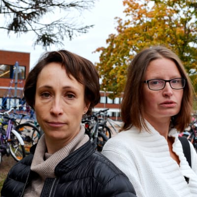 Mikaela Lindberg (till vänster) och Nina Johansson har barn i Winellska skolan. Båda mammornas barn har fått symptom på grund av den dåliga inomhusluften.